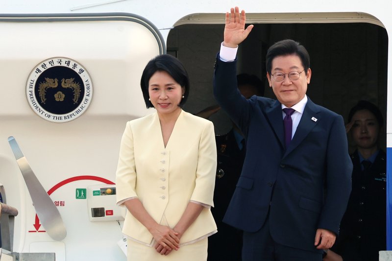이재명 대통령과 부인 김혜경 여사가 일본·미국 정상과 순차 정상회담 참석을 위해 23일 오전 경기도 성남 서울공항을 통해 출국하며 인사를 하고 있다.뉴스1
