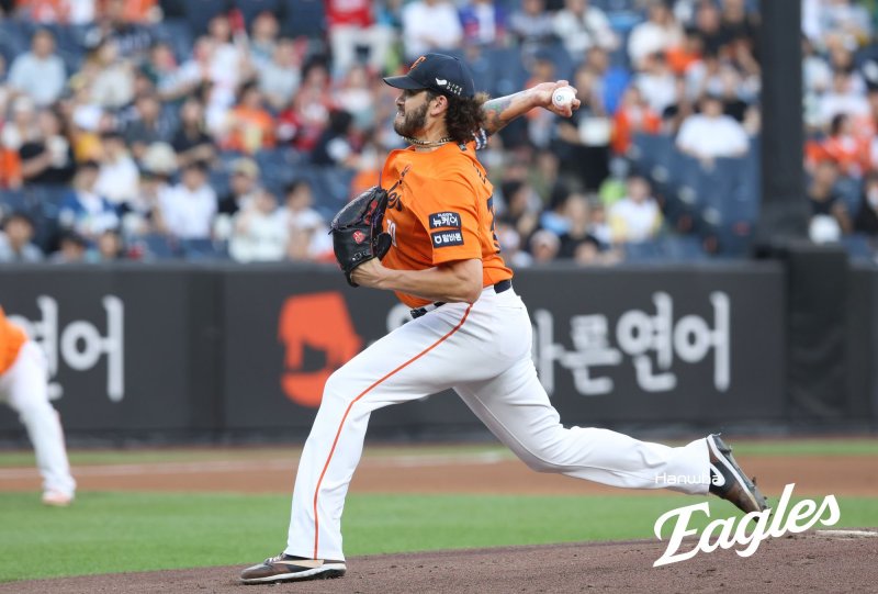 프로야구 <span id='_stock_code_000880' data-stockcode='000880'>한화</span> 이글스 <span id='_stock_code_080530' data-stockcode='080530'>코디</span> 폰세가 22일 대전 한화생명볼파크에서 열린 2025 <span id='_stock_code_005450' data-stockcode='005450'>신한</span> 쏠뱅크 KBO리그 SSG 랜더스와의 경기에 선발 등판해 공을 던지고 있다. 한화 이글스 제공