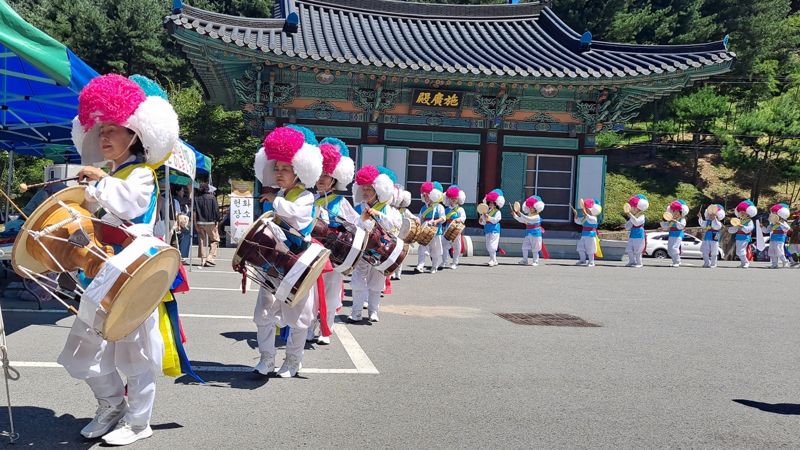 23일 경남 함양 인산연수원에서 열린 '제38회 죽염의날' 행사에서 풍물패 '수동풍물'이 거리 공연을 진행하고 있다. 강경래 기자