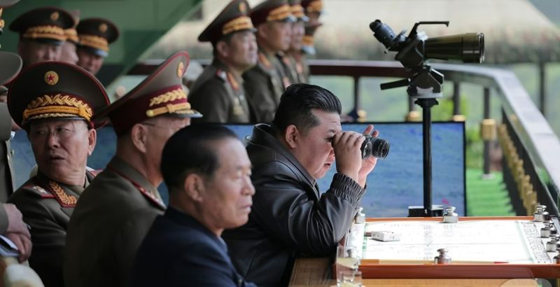 북한 노동당 기관지 노동신문은 14일 김정은 당 총비서가 전날인 13일 인민군 훈련일꾼(간부)대회 강습체계 안에서 진행되는 병종별 전술종훈합련을 참관했다고 보도했다. 노동신문 캡처