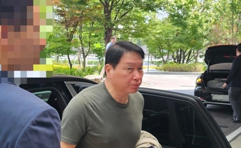 최태원 대한상공회의소 회장 겸 SK그룹 회장이 오는 25일(현지시간) 미국 워싱턴DC에서 열리는 한미 정상회담 경제사절단에 동행하기 위해 24일 서울 강서구 서울김포비즈니스항공센터(SGBAC)를 통해 출국하고 있다. 연합뉴스 