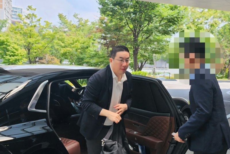 구광모 LG그룹 회장이 오는 25일(현지시간) 미국 워싱턴DC에서 열리는 한미 정상회담 경제사절단에 동행하기 위해 24일 강서구 서울김포비즈니스항공센터(SGBAC)를 통해 출국하고 있다. 연합뉴스 