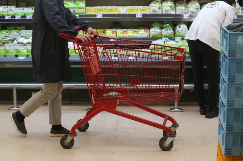 서울의 한 대형마트에서 한 손님의 카트가 비어 있다. 뉴스1