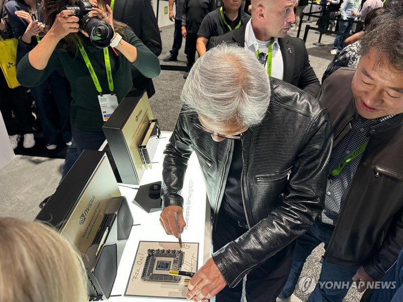 삼성전자 GDDR7에 친필 사인하는 엔비디아 젠슨 황 CEO &#x2F;연합뉴스