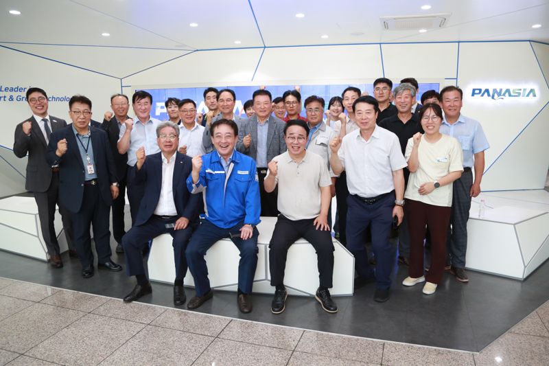 부산진해경제자유구역 내 입주기업 20여개사 대표들이 25일 파나시아를 방문해 기업 현장투어를 진행한 후 기념사진을 촬영하고 있다. 부산진해경자청 제공  