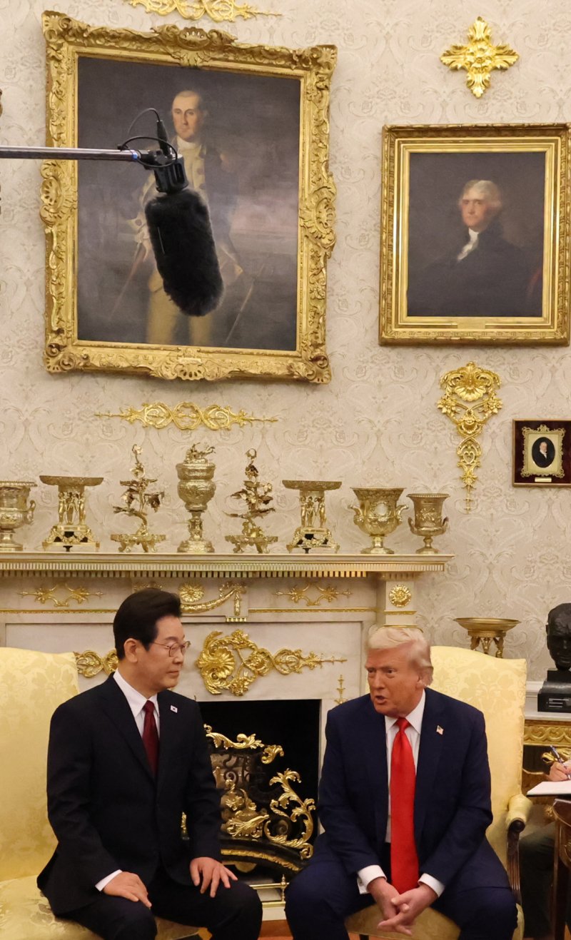 이재명 대통령, 트럼프 대통령과 정상회담 (워싱턴&#x3D;연합뉴스) 한상균 기자 &#x3D; 이재명 대통령과 도널드 트럼프 미국 대통령이 25일(현지시간) 미국 워싱턴DC 백악관에서 정상회담을 하고 있다. 2025.8.26 xyz@yna.co.kr (끝)