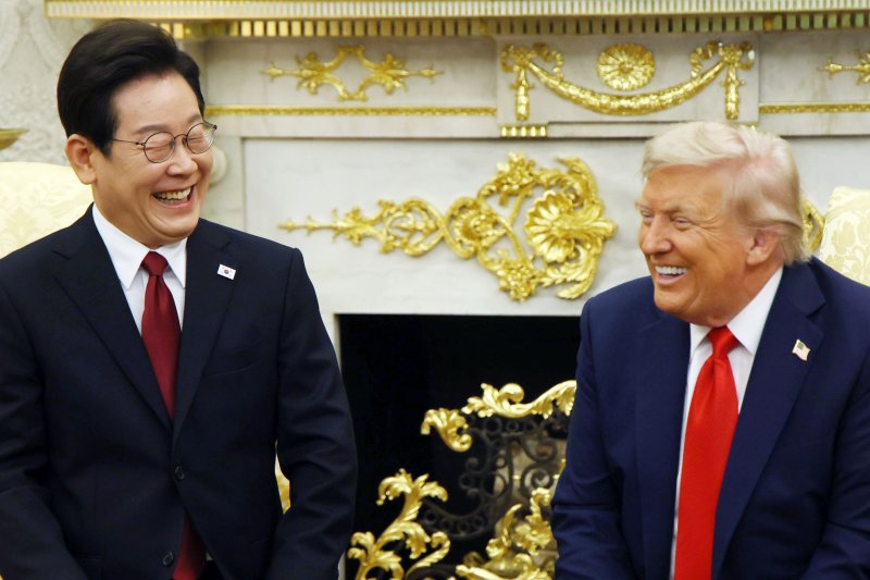 이재명 대통령과 도널드 트럼프 미국 대통령이 25일(현지 시간) 미국 워싱턴DC 백악관에서 한미 정상회담 중 밝게 웃고 있다. 2025.08.26.&#x2F;사진&#x3D;뉴시스