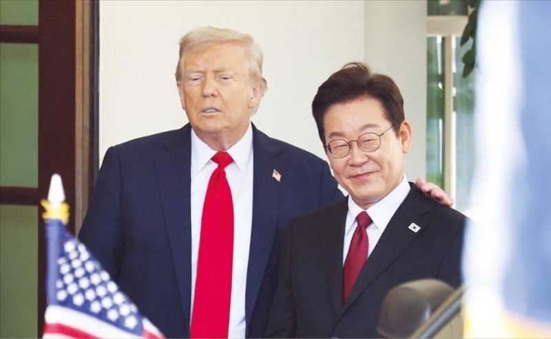 도널드 트럼프 미국 대통령이 25일(현지시간) 한·미 정상회담을 위해 백악관에 도착한 이재명 대통령의 어깨에 손을 올리며 친근감을 나타내고 있다. &#x2F;연합뉴스