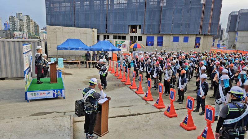 22일 <span id='_stock_code_021320' data-stockcode='021320'>KCC건설</span> 임직원들이 중대재해 ZERO를 위한 안전한 일터 조성 캠페인 선포식에 참여하고 있다. KCC건설 제공