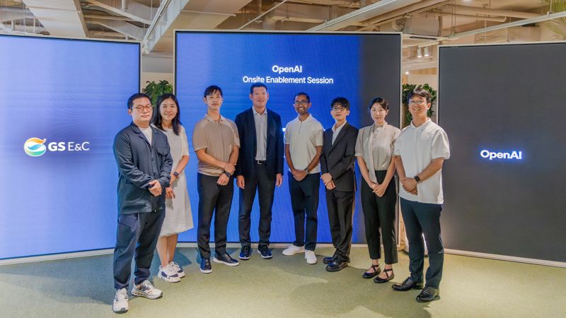 지난 21일 서울 종로구 <span id='_stock_code_006360' data-stockcode='006360'>GS건설</span> 본사에서 허윤홍 GS건설 대표(왼쪽 네번째) 및 관계자, OpenAI 담당자들이 기념촬영을 하고 있다. GS건설