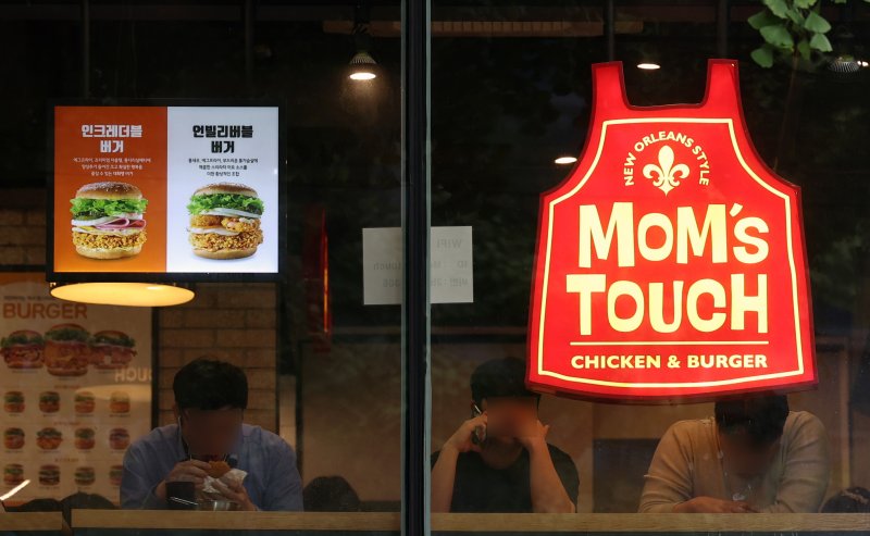 서울 시내의 한 <span id='_stock_code_220630' data-stockcode='220630'>맘스터치</span> 매장. 뉴스1