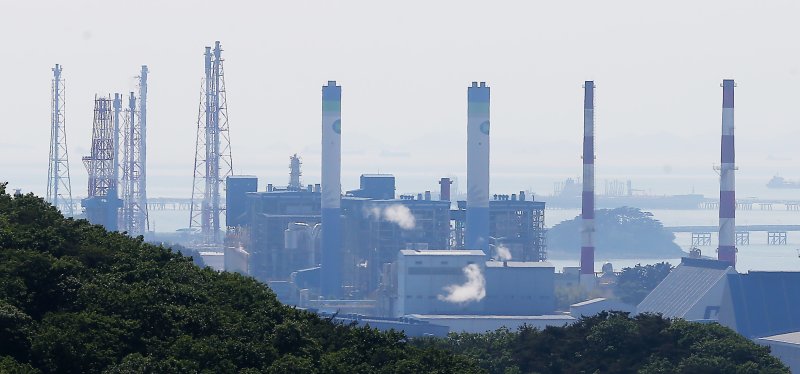 충남 <span id='_stock_code_079650' data-stockcode='079650'>서산</span> 대산석유화학단지 전경. 뉴시스