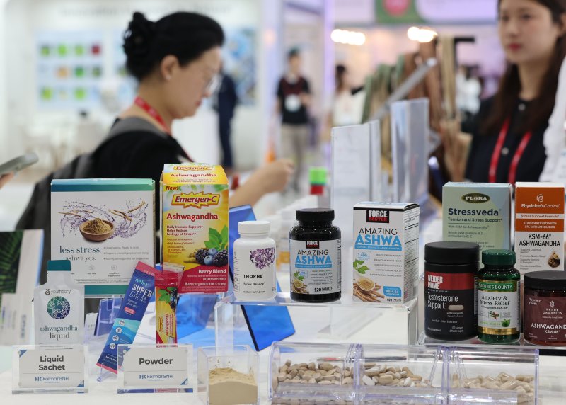 26일 서울 강남구 코엑스에서 열린 세계 제약-바이오-건강기능 산업 전시회에서 관람객들이 건강기능식품을 둘러보고 있다. 사진=뉴시스