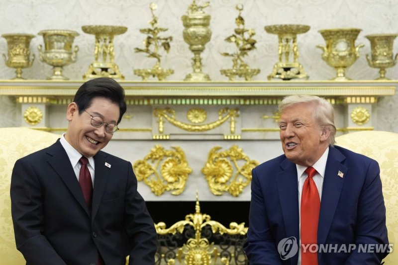 25일(현지시간) 미 백악관에서 열린 한미정상회담 도중 함께 웃는 이재명 대통령과 도널드 트럼프 미국 대통령/사진=연합뉴스