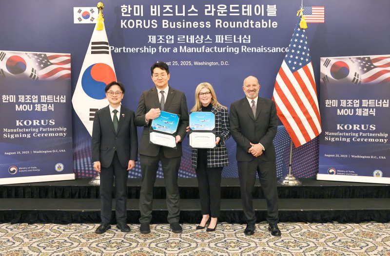조원태 한진그룹 회장(왼쪽에서 두번째)과 스테파니 포프 보잉 상용기부문 사장 겸 최고경영자(CEO&middot;오른쪽에서 두번째)가 25일(현지시간) 워싱턴DC에서 보잉 차세대 고효율 항공기 103대 구매를 위한 양해각서를 체결한 뒤 기념촬영을 하고 있다. 대한항공 제공