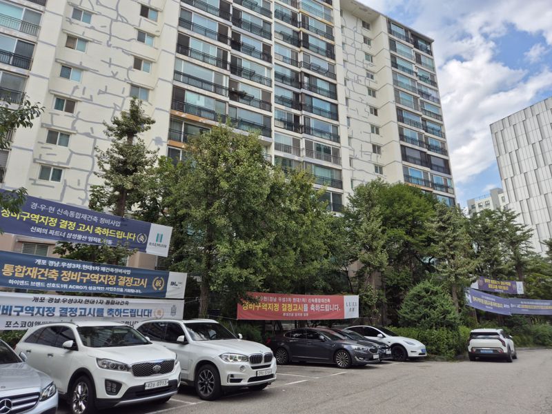 25일 서울 강남구 개포동 '경우현(경남1·2차, 우성3차, 현대1차)' 단지 내에 정비구역지정 결정고시를 축하하는 시공사들의 현수막이 걸려있다. 사진=전민경 기자