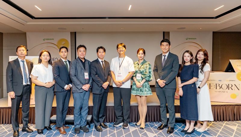 서영재 <span id='_stock_code_214450' data-stockcode='214450'>파마리서치</span>메디케어 대표(왼쪽에서 다섯 번째)가 지난 24일 서울 소피텔 앰버서더 호텔에서 &#39;RE:BORN(리본) 심포지엄&#39;을 열고 참석자들과 기념 촬영을 하고 있다. 파마리서치메디케어 제공