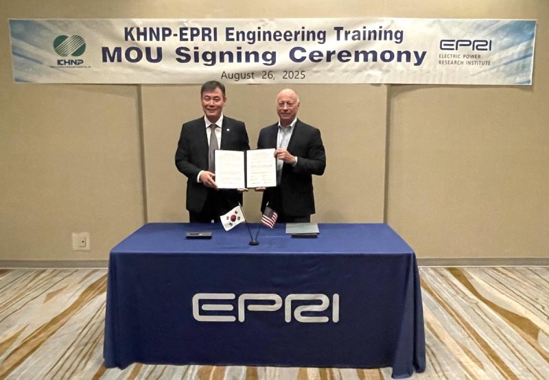 한국수력원자력 관계자(왼쪽)이 26일(현지시간) 미국 전력연구원(EPRI) 관계자와 엔지니어링 교육 분야 협력을 위한 업무협약을 체결하고 기념촬영을 하고 있다. 연합뉴스