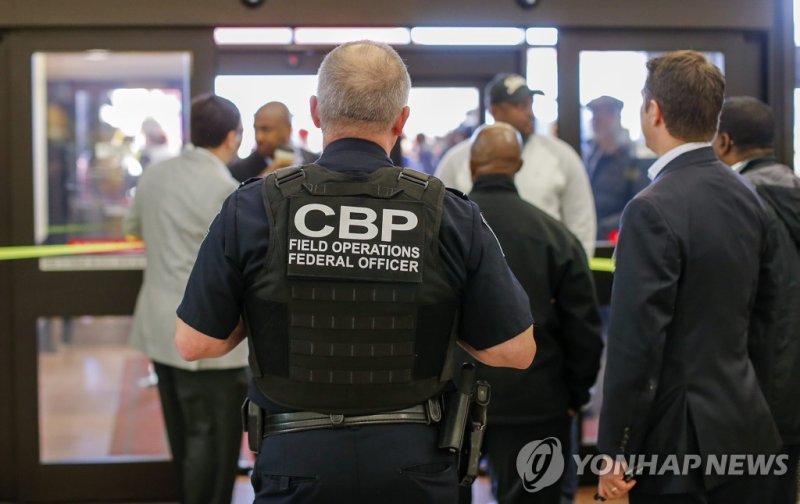미국의 애틀랜타 공항에서 출입 관리하는 세관국경보호국(CBP) 요원 &#x2F;사진&#x3D;연합뉴스