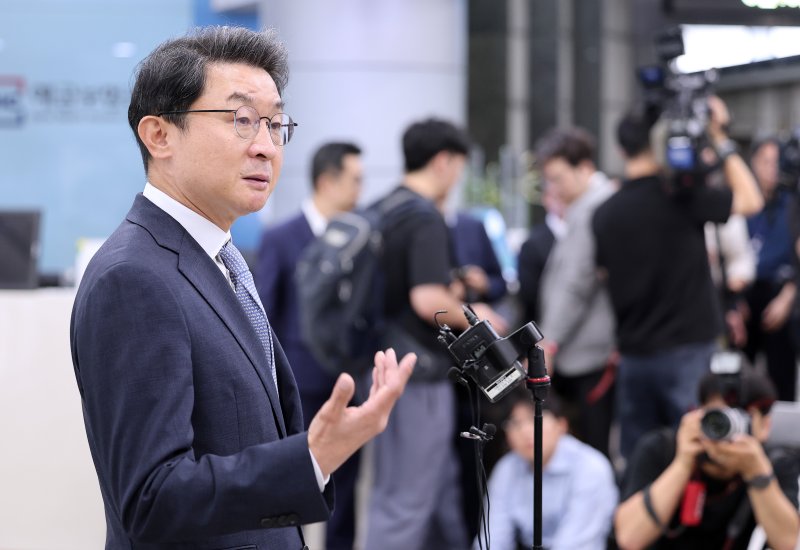 이억원 금융위원장 후보자가 지난 14일 오전 서울 중구 예금보험공사에 마련된 인사청문회 준비 사무실로 출근하며 지명 소회를 밝히고 있다. 뉴스1