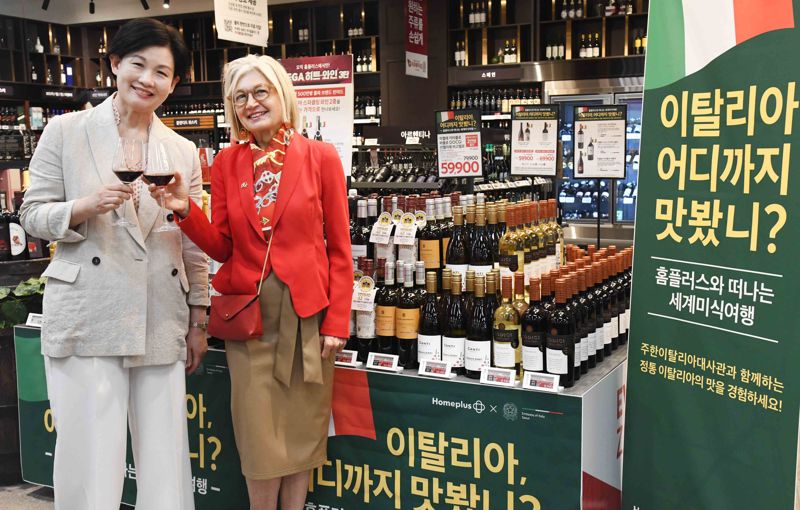 (왼쪽부터) 조주연 홈플러스 사장, 에밀리아 가토 주한이탈리아대사가 28일 오전 서울 등촌동 '홈플러스 메가 푸드 마켓 라이브' 강서점에서 홈플러스 세계미식여행 3탄 '이탈리아, 어디까지 맛봤니?' 개최 행사에 참석해 기념 촬영을 하고 있다. 홈플러스 제공
