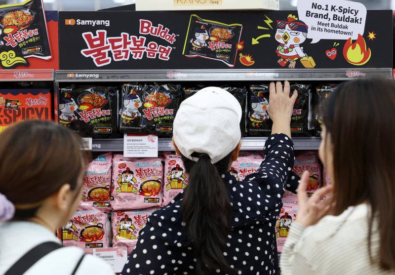 "K-매운맛 브랜드 1위, 불닭" 서울 시내 대형마트에서 불닭볶음면을 구매하는 모습. 2024.05.19/뉴시스