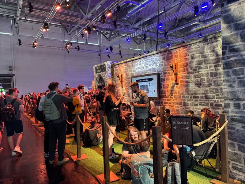 지난 8월 24일 폐막한 게임스컴 2025에 마련된 붉은사막 부스에 관람객들이 시연을 기다리고 있다. <span id='_stock_code_263750' data-stockcode='263750'>펄어비스</span> 제공