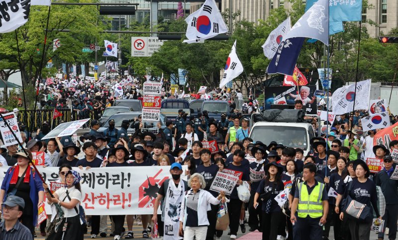 지난 16일 진보와 보수 단체들이 각각 도심 한복판에서 태극기를 앞세워 광복 80주년을 기념하는 대규모 집회를 하고 있다. 뉴스1