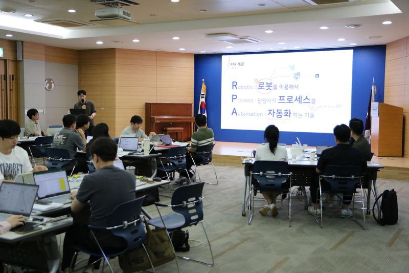 유진그룹 주요 계열사 직원들이 서울 종로 유진개발원에서 진행한 '2025년 유진그룹 승진자 교육'에서 강의를 듣고 있다. 유진그룹 제공