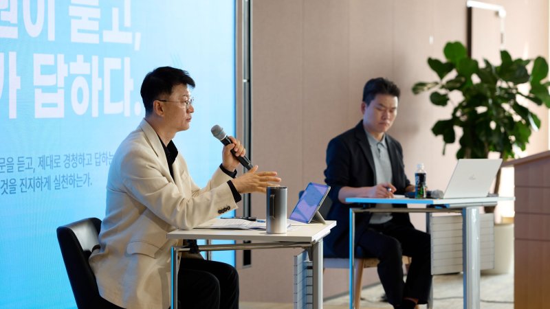 이호정 SK네트웍스 대표이사(왼쪽)가 지난 8월 28일 열린 '구성원이 묻고 리더가 답하다' 소통 행사에서 임직원들과 대화를 나누고 있다. SK네트웍스 제공