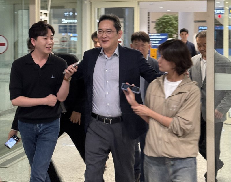 한미정상회담의 경제사절단으로 미국을 찾았던 이재용 삼성전자 회장이 31일 오전 1시30분께 인천국제공항을 통해 귀국하고 있다. 연합뉴스