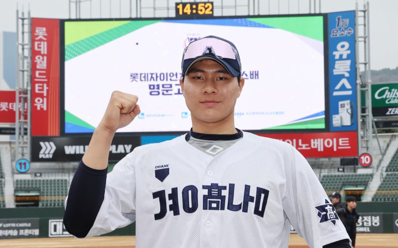 경남고 이호민이 봉황대기에서 끝내기 2루타를 때려냈다. 올해 초 명문고야구열전 당시 투혼투지타격상을 수상한 후 이호민이 포즈를 취하고 있다. 사진=서동일 기자