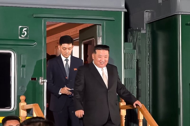 김정은 북한 국무위원장이 지난해 9월12일 러시아 연해주 남단 하산스키 하산역에 도착한 전용 열차에서 내리고 있다.뉴시스