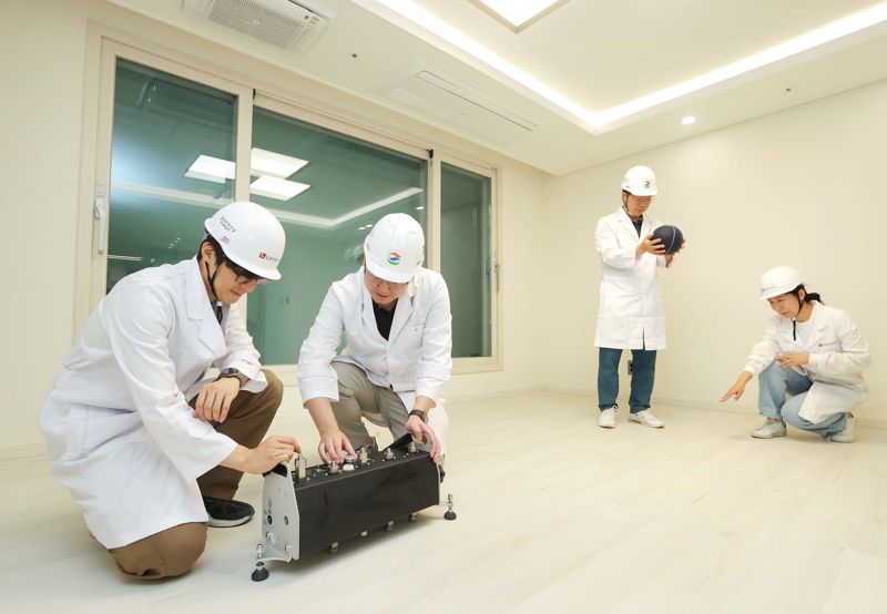 <span id='_stock_code_108670' data-stockcode='108670'>LX하우시스</span> 연구원들이 층간소음 저감 바닥구조를 적용한 공간에서 바닥충격음 시험을 하고 있다. LX하우시스 제공