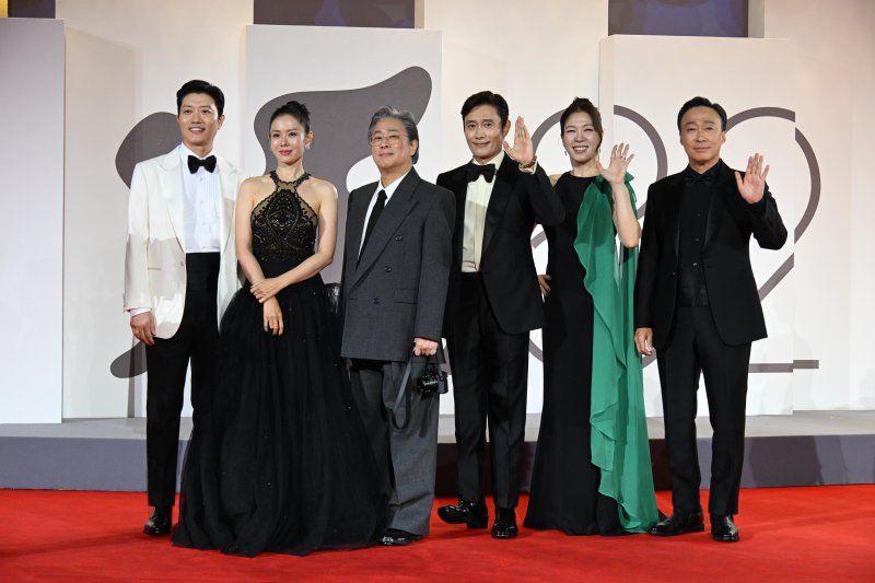 (왼쪽부터) 박희순, 손예진, 박찬욱, 이병헌, 염혜란, 이성민 등 영화 '어쩔수가없다' 주역들이 제82회 베니스국제영화제에서 기념 촬영을 하고 있다. 뉴시스 제공