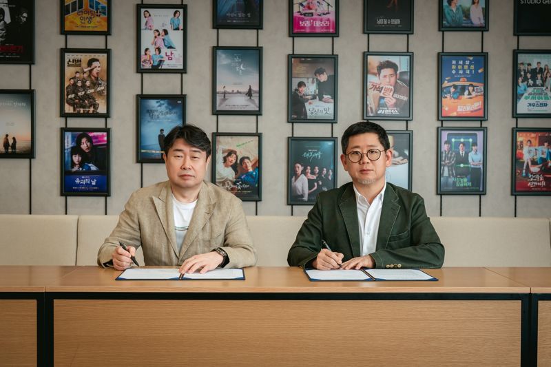 <span id='_stock_code_241840' data-stockcode='241840'>에이스토리</span> 이상백 대표(좌) kt 스튜디오지니 정근욱 대표(우)