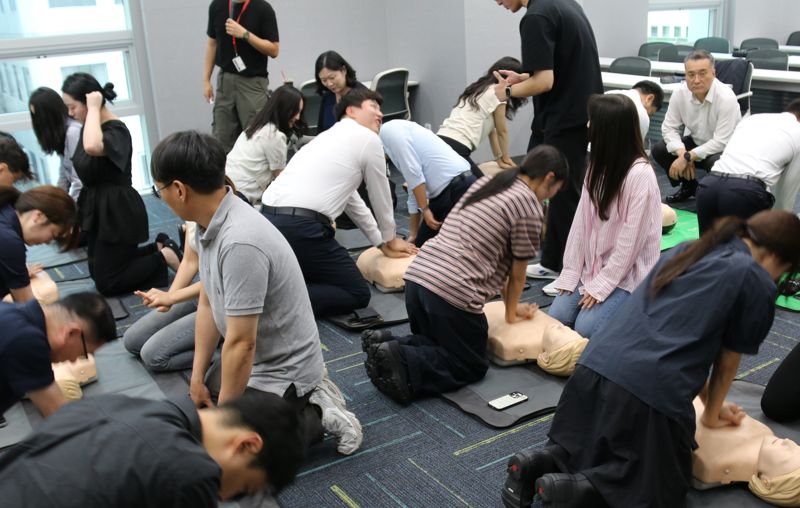 코리아에셋증권 임직원들이 1일 영등포구 보건소와 함께 심폐소생술 교육을 진행중인 모습. 코리아에셋증권 제공. 