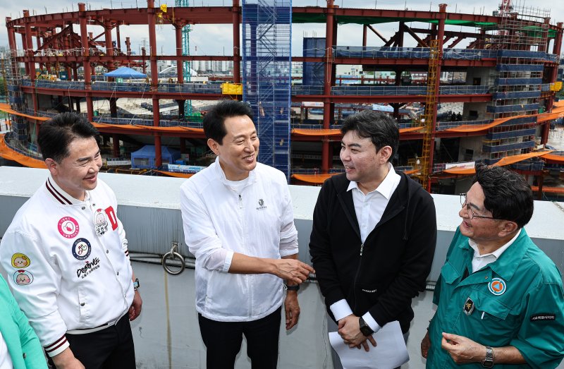 오세훈 서울시장(왼쪽에서 두번째)이 1일 서울 도봉구에 완공 예정인 복합문화시설 서울아레나를 방문해 현장점검 하고 있다. 뉴스1