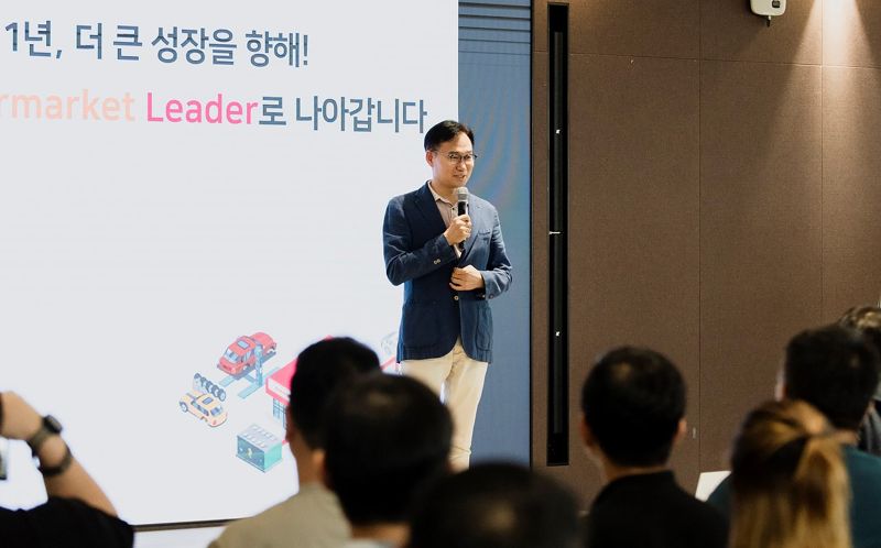 안무인 SK스피드메이트 대표가 지난 1일 서울 종로구 본사에서 열린 출범 1주년 기념행사에서 구성원들에게 감사 인사를 하고 있다. SK스피드메이트 제공