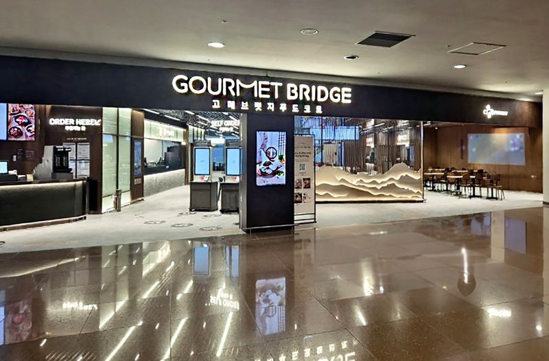 인천국제공항 프리미엄 푸드코트 '고메브릿지' 점포 전경. <span id='_stock_code_051500' data-stockcode='051500'>CJ프레시웨이</span> 제공 