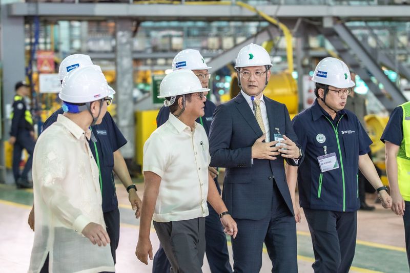 페르디난드 마르코스 주니어 필리핀 대통령, 김성준 HD한국조선해양 대표가 HD현대필리핀조선소를 둘러보며 환담을 나누고 있다.(왼쪽 두번째부터) 필리핀 대통령실 제공