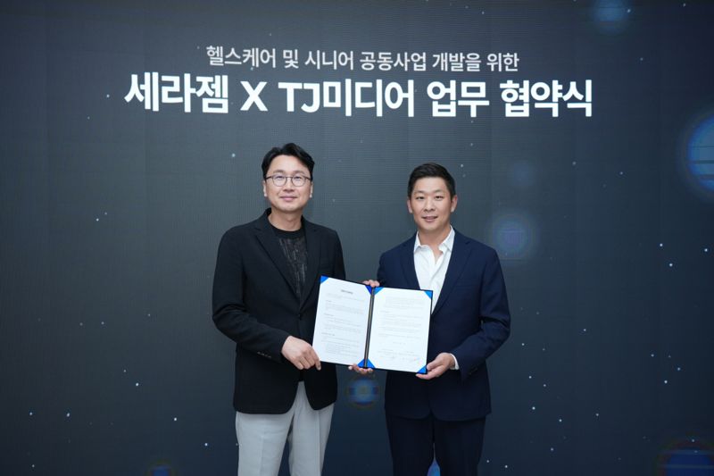 이경수 세라젬 대표(왼쪽)와 윤나라 TJ미디어 대표가 지난달 12일 서울 역삼동 세라젬 본사에서 열린 협약식에서 기념 촬영을 하고 있다. 세라젬 제공