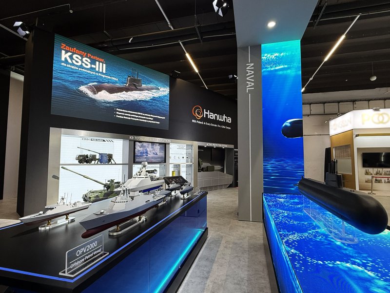 폴란드 키엘체에서 2∼5일(현지시간) 열리는 동유럽 최대 방산 전시회 '국제 방위산업 전시회(MSPO 2025)'에 참가한 한화 부스에 장보고-III 배치-II 등 주요 제품이 전시돼 있다.