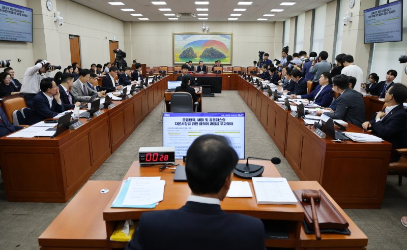 이억원 금융위원장 후보자 2일 서울 여의도 국회에서 열린 국회 정무위원회에서 열린 인사청문회에 출석해 의원 질의에 답변하고 있다. 뉴스1