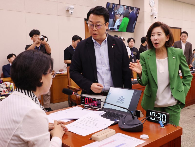 2일 서울 여의도 국회에서 열린 법제사법위원회 전체회의에서 국민의힘 나경원 의원등이 추미애 위원장의 회의 진행 방식에 항의하고 있다. 연합뉴스