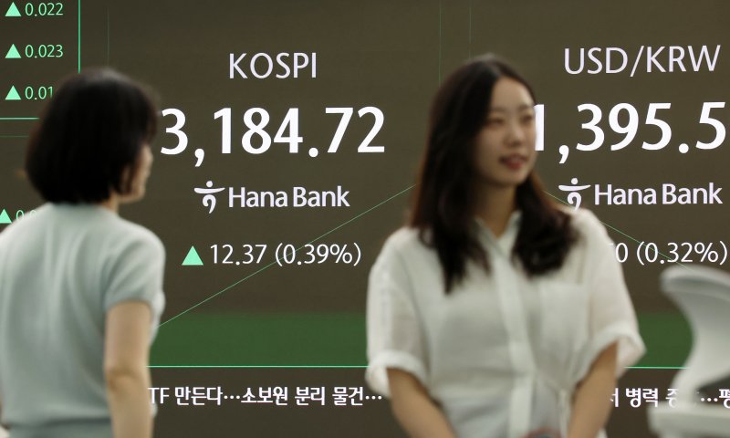 3일 오전 서울 중구 하나은행 딜링룸에서 딜러들이 업무를 보고 있다. /사진=뉴시스