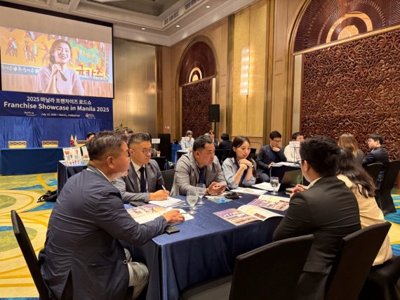 지난 7월 열린 2025 마닐라 프랜차이즈 로드쇼에서 국내 기업과 현지 바이어가 미팅을 진행하고 있다. 코트라 제공
