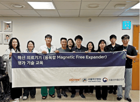 지난달 27일, 서울아산병원에서 유방재건술이 필요한 유방암 환자들을 위해 개발한 '융복합 자성 프리 조직 확장기' 평가 기술 교육을 진행 후 장일석 오스템임플란트 성형재료개발실장(오른쪽 다섯번째) 등 오스템임플란트 임직원들과 한현호 서울아산병원 교수(왼쪽 네번째) 등 관계자들이 기념 촬영을 하고 있다. 오스템임플란트 제공