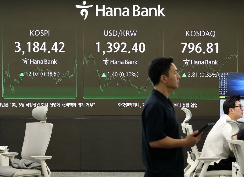 3일 오후 서울 중구 하나은행 딜링룸 전광판에 코스피가 전 거래일 보다 12.07 포인트(0.38%) 오른 3184.42 포인트를 나타내고 있다. /사진=뉴시스