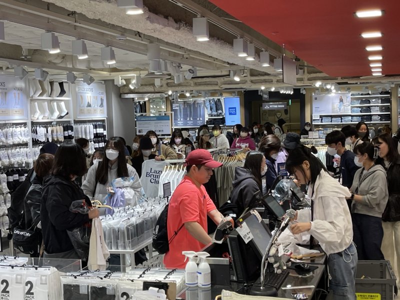 고물가 속에서도 SPA(제조·유통일괄형) 패션 브랜드인 스파오 명동 매장이 쇼핑객들로 붐비고 있다. 이랜드 제공